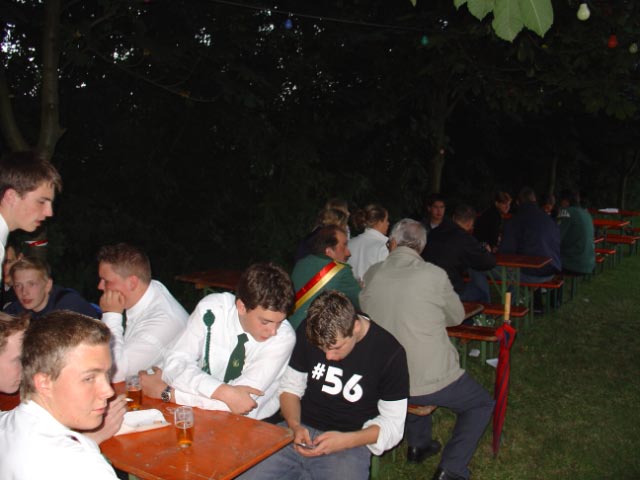 Unter den Bäumen am Festplatz waren Festzeltgarnituren aufgebaut. Oberst Drüke sprach von Biergartenatmosphäre.