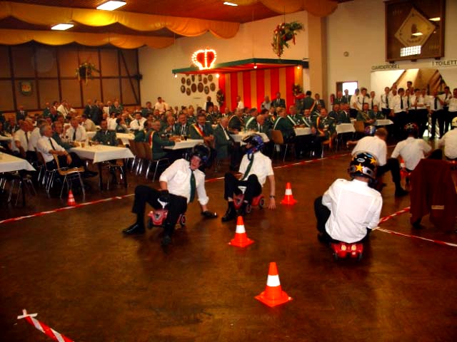 Dafür bauten die Jungschützen einen Parcours in der Schützenhalle auf und sorgten für technisch einwandfreie, generalüberholte Rennwagen