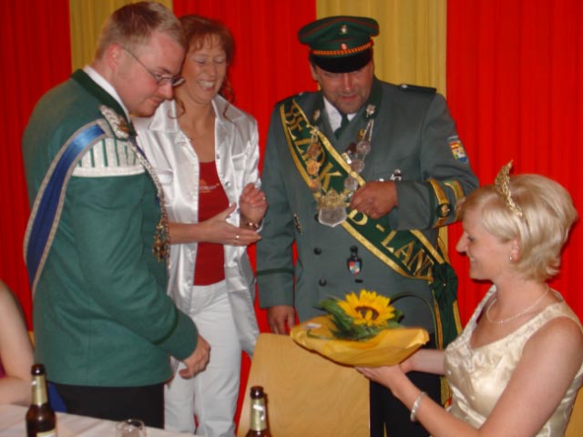 Mit einem Blumenstrauß überreichten der König des Vorjahres Hubert Müller und seine Königin Christine dem diesjährigen Königspaar ihre Glückwünsche