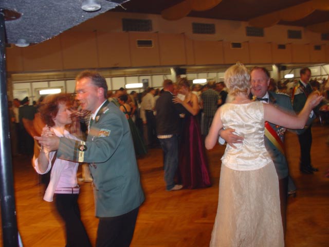 Zu flotten Rhythmen wurde das Tanzbein geschwungen.