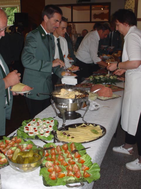 Festwirt Friedhelm Schulze hatte aber auch wieder ein deftiges Schützenfrühstück aufgefahren