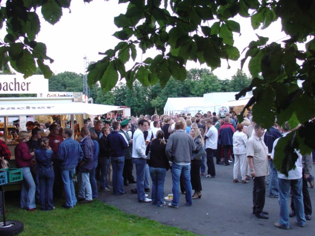 Der Samstag war gut besucht. Nach vielen Schauern im Tagesverlauf, war es Abend trocken. So kamen viele Alfener und Gäste zusammen und tauschten sich aus.