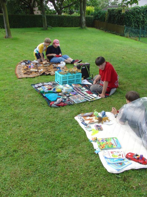 Ein kleiner Flohmarkt wurde spontan aufgebaut