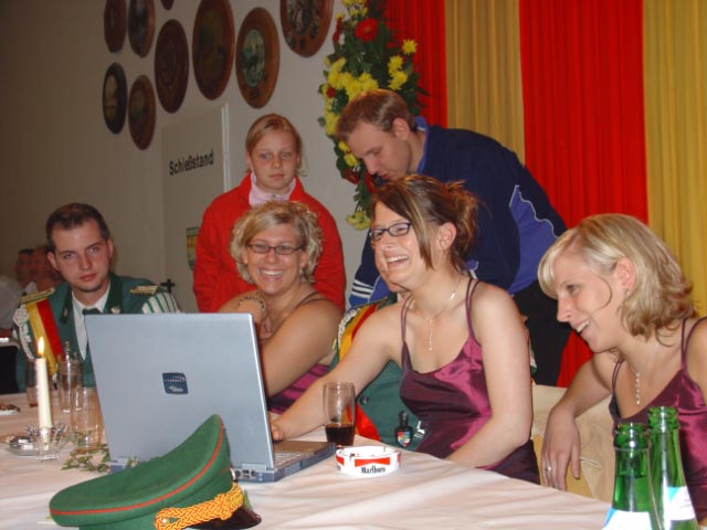 So sieht ein moderner Hoftisch aus: Mit Laptop für die Digitalfotos