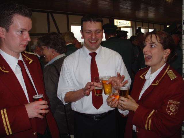 An der Theke ging es derweil schon gut los. Schnell hatte man beide Hände voll kühlem Bier
