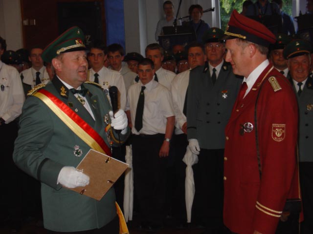 In der Halle angekommen begrüßte Oberst Drüke den Hofstatt, allen voran die strahlende Königin Alexa. Karl-Heinz Kloppenburg erhielt das silberne Verdienstkreuz der St. Hubertuts Schützenbruderschaft für seinen Einsatz verliehen.