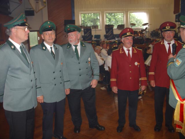 Später ehrte Oberst Druke Schützen für 40 jährige Mitgliedschaft: Heinz Berhorst, Fritz Fischer, Johannes Salmen, Hans-Josef Thiele, Alois Witte und Herbert Schilling