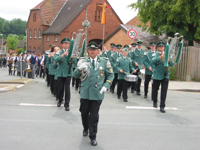 Nach dem Antreten am Schützenhaus wurde der Oberst abgeholt.