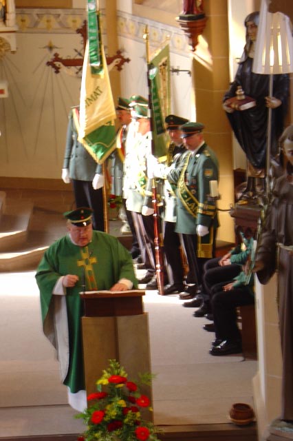 Mit einem Gottesdienst wurde das Schützenfest eröffnet. Pastor Schottek predigte über die Gedanken unter einem Schützenhut und setzte dazu denselben auf.