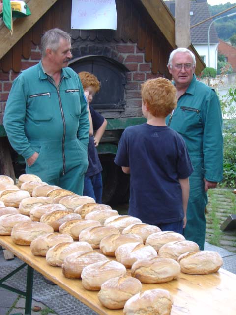 Auf dem Parkplatz vor dem Bürgerhaus war ein fahrbarer Backofen aufgebaut und es wurde Steinofenbrot angeboten.