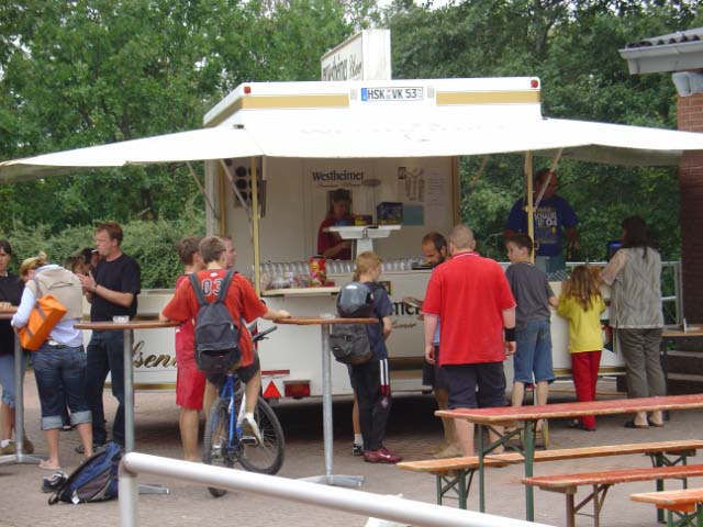 Bei einem solch umfangreichen Programm blieb nicht viel Zeit für den Getränkestand. Leider war das Wetter nicht so schön wie im letzten Jahr, so das einige Zuschauer den Weg zum Sportplatz nicht fanden