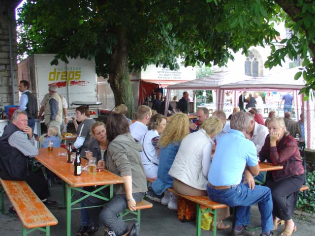 Der Sportverein hatte einen Biergarten auf Uhlens Hof aufgebaut.