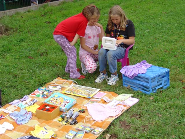 Einige Kinder hatten auch einen Flohmarkt vorbereitet. Hier verschaffen sich die Mädchen gerade einen Überblick über ihren Umsatz