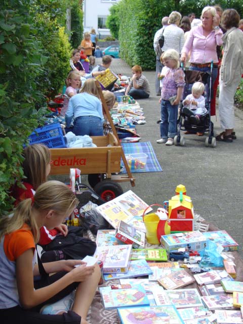 Vor der Kirche gab es wieder einen großen Flohmarkt.
