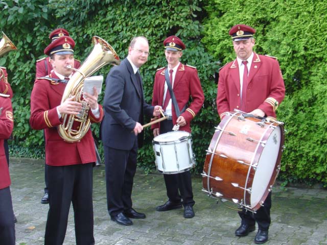 Nach dem Gottesdienst zeigte Pastor Jürgen Bischoff gleich sein musikalischen Können und begleitete den Musikverein auf der Trommel.