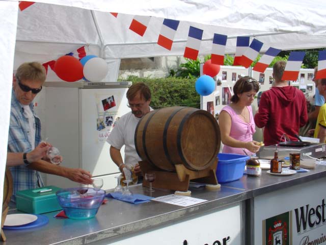 Der deutsch-französische Freundschaftskreis wartete mit französischen Köstlichkeiten auf: Crepes, Rotwein, Käse und Weiteres mehr. Eine Bilderausstellung informierte über die Besuche bei und von der Alfener Partnergemeinde Noyen sur Sarthe.