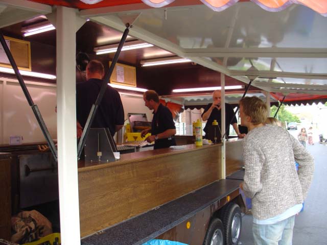 Die freiwillige Feuerwehr war hinter dem Grill aktiv und bot Steaks, Würstchen und Pommes.