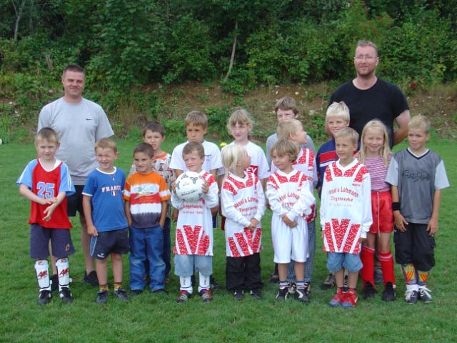Auf dem Bolzplatz legten dann die Minikicker los