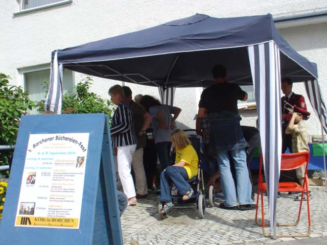 Der Stand der Bücherei war ständig umlagert. Das ist ein gutes Zeichen für das 1. Borchener Büchereien-Fest am 18. und 19. September 2004