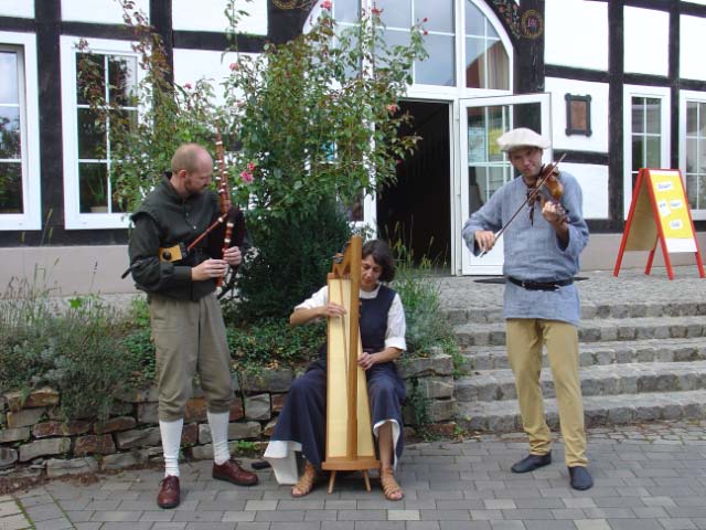 Vor dem Dorfcafe im Bürgerhaus der Alfener Frauengemeinschaft begann das Trio Deliberatio sein Konzert mit niveauvoller Musik aus Renaissance und Barock, gespielt auf Harfe, Dudey und Geige.