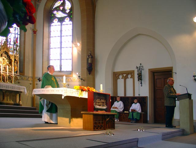 Nach dem Familiengottesdienst unter dem Motto "Mit Jesus auf großer Fahrt" eröffnete Josef Lüke das 3. Alfener Dorffest. Der Gottesdienst wurde von dem neusten Mitglied unseres Pfarrteams des Pastoralverbundes Borchen, Pastor Jürgen Bischoff, geleitet.
