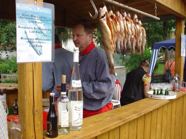 Frische geräucherte Fische gab es bei Karlo Ganitza. Zusammen mit seinem Sohn ließ er die Besucher des Dorffestes an seinem köstlichen Hobby, dem Fischräuchern, teilhaben.