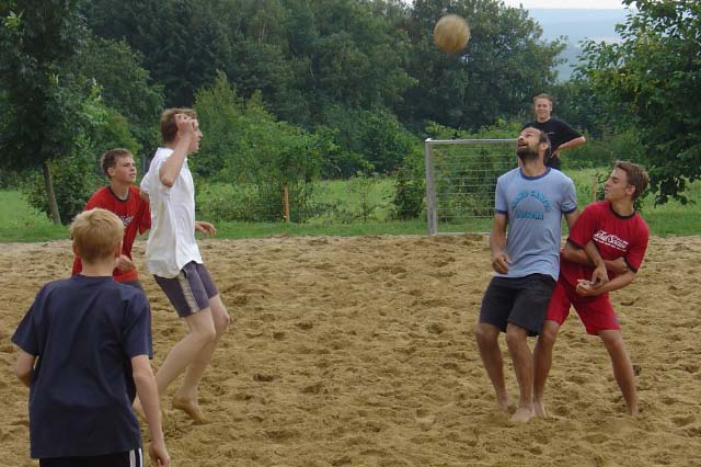 Die kalifornische Art Fußball zuspielen: Beach Soccer. Hier ein Foto des Turnierfinales