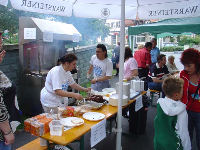 Zwischen Bürgerhaus und Ehrenmal bot der Alfener Hof eine griechische Spezialität, marinierte Grillspieße.