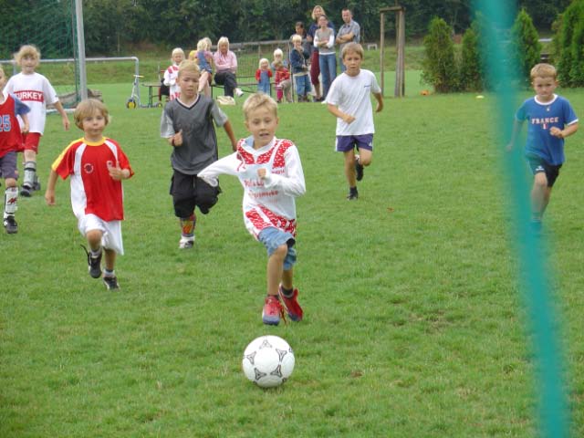 Hier erhöht das "Weiße Team" gegen das "Bunte Team" auf 2:0