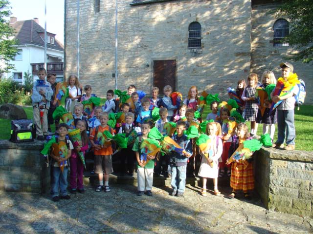 Seit 8 Jahren ist die Grundschule in Alfen wieder zweizügig! 32 I-Männchen hatten ihre Schultüten gepackt. Nach dem die Ettelner Schüler 1996 ihr neues Grundschulgebäude in Etteln bezogen, sind in diesem Jahr genügend Alfener Kinder für zwei Klassen eingeschult worden.