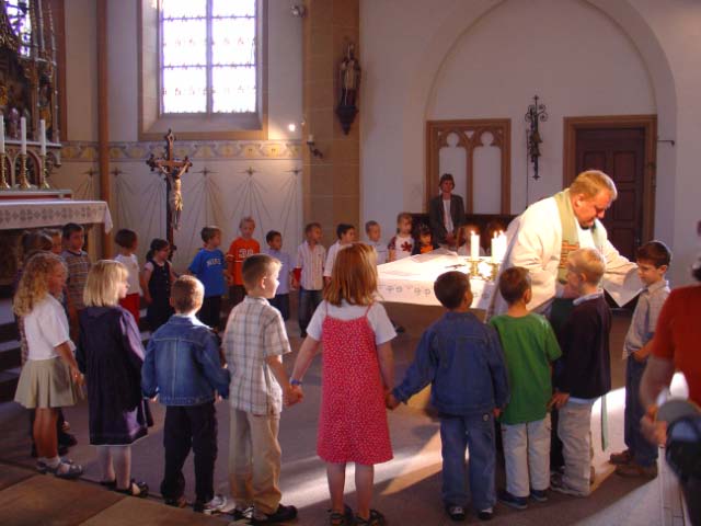 Mit einem ökumenischen Gottesdienst begann das Schuljahr 2004/2005. Pastor Schottek und Pfarrer Nolte gaben den Kindern den Psalm 23, 1 mit auf den Weg "Gott ist mein Hirte. Er passt gut auf mich auf."