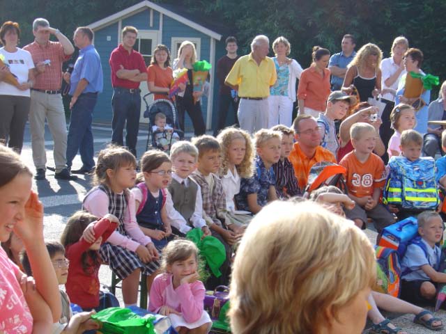 Schon seit mehreren Jahren garantiert der Einschulungstag auch gutes Wetter, sodass die "großen" Alfener Grundschüler ihre neuen Schulkameraden auf dem Schulhof empfingen