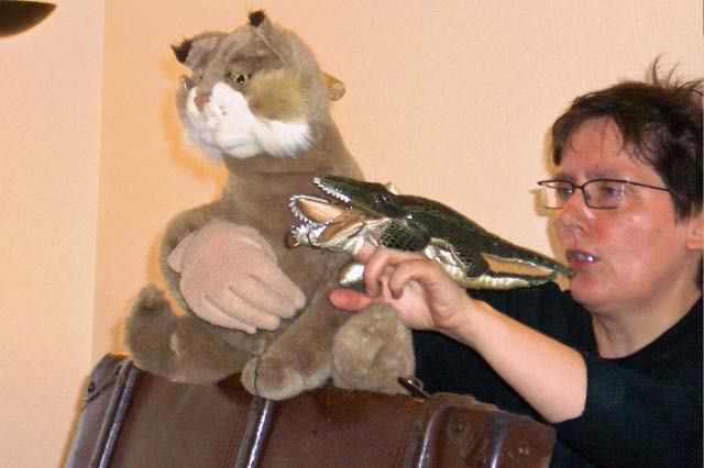 Mit ihrem aktuellem Figurentheater "Szenen mit Wölfin" ...