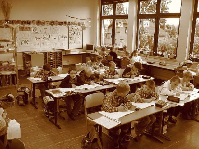 Die Sitzordnung wurde dazu geändert: Jungen sitzen in Reih und Glied und die Mädchen am Rand des Klassenzimmers