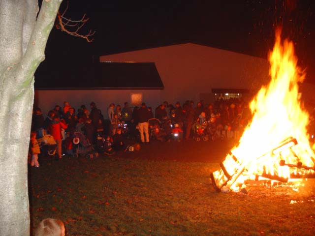 Nach dem Umzug gab es Glühwein, Kinderpunsch und Brezel