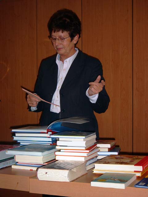 Frau Linnemann hatte einen breiten Querschnitt von Büchern dabei, so dass für jeden etwas dabei war