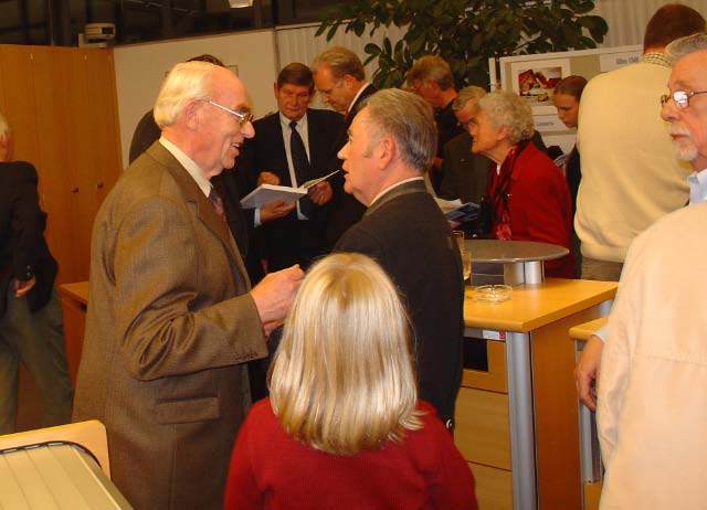Nach dem offiziellen Teil der Eröffnung konnte die Ausstellung begutachtet und untereinander diskutiert werden.