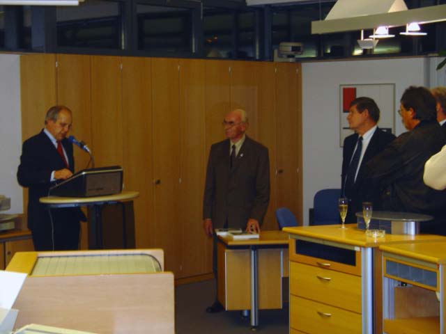 Die Volksbank Elsen-Wewer-Borchen hatte eingeladen. Hr. Regenhardt begrüßte eine große Anzahl eingeladener Gäste zur Eröffnung der Ausstellung "Alte Alfener Namen ..." in der Geschäftsstelle Alfen.