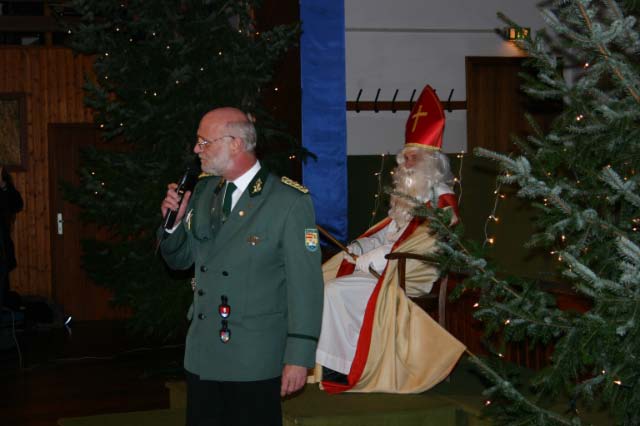 Von der Grundschule Alfen ging es unter musikalischer Begleitung des Musikvereins zur Schützenhalle. Dort begrüßte Oberstleutnant Ulrich Ziebart die Kinder