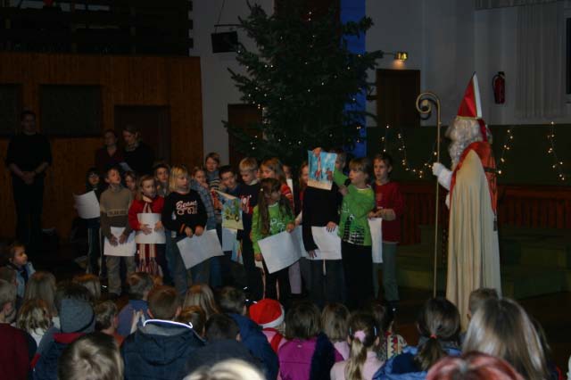 Nach einem gemeinsamen Lied zeigte die 2. Klasse wie der Nikolaus das Jahr verbracht hat