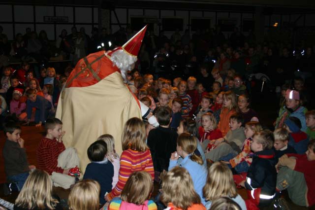 Der Nikolaus unterhielt sich anschließend noch mit den Kindern