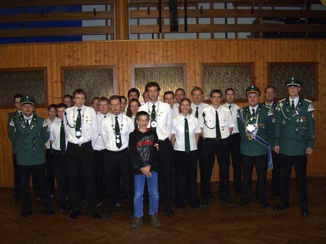 Die Jahreshauptversammlung der Jungschützenabteilung Alfen fand am 14.01.2005 statt. Die wichtigsten Punkte der diesjährigen JHV waren die Vorstandneuwahlen, das Prinzenschießen und die Ehrung einiger verdienter Jung- und Altschützen. Vor der JHV haben wir unsere Prinzen ausgeschossen. Neuer Schülerprinz wurde Christopher Nillies mit 27 Ringen. Denis Drüke konnte sich mit 19 Ringen durchsetzen und wurde neuer Jungschützenprinz.