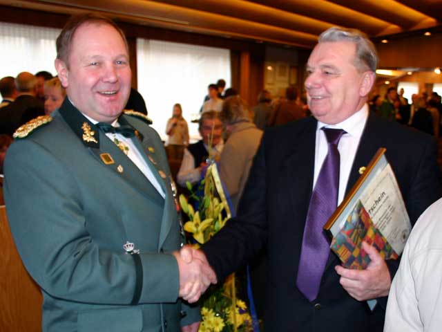 Ehrennadel der Gemeinde Borchen für Johannes Hüster (2005)