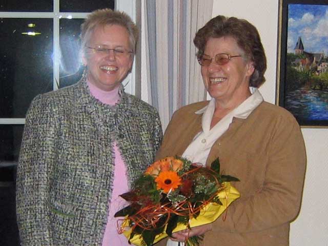 Ingrid Ewers bedankte sich für die langjährige Mitarbeit bei Marlis Fischer als Helferin.