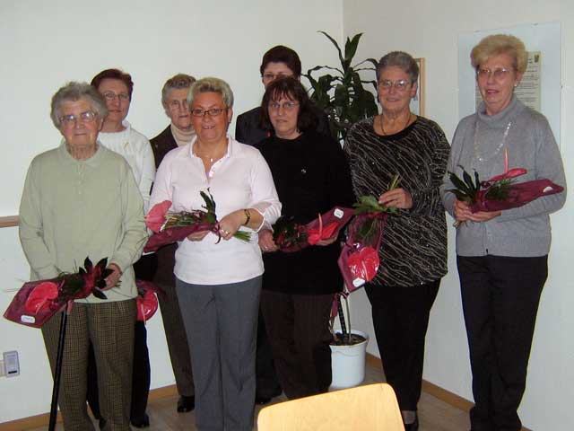 25jährige Mitgliedschaft , von links: Margarete Schmidt, Christa Pasel, Elisabeth Becker, Brigitte Wogisch, Margarete Kanthak, Annelie Limper, Renate Fiedler, Bärbel Plöger