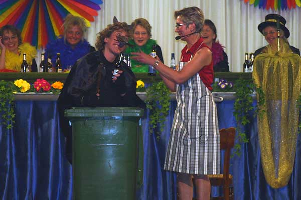Die Tonne lebt Ulla Meyer und Anne Tiemann