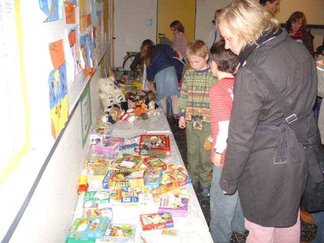 Eigens für den Tag der offenen Tür haben die Kinder auch einen Flohmarkt zusammengetragen
