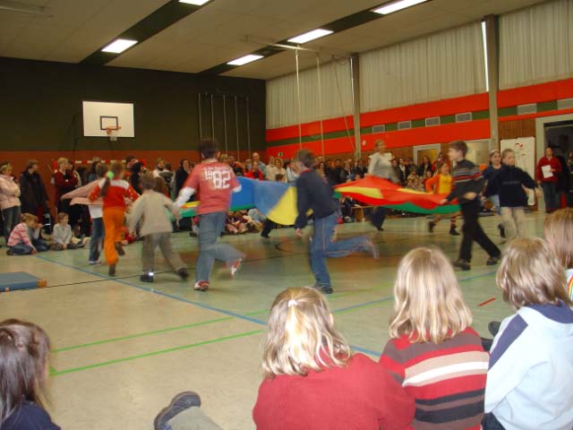 Die Kinder präsentieren die Ergebnisse aus der vielfältigen Projektwoche zum Thema "Gesund leben"
