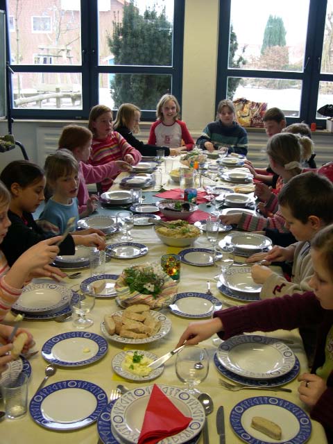 Hier lernen die Kinder kennen, was "Gutes Benehmen beim Essen" bedeutet