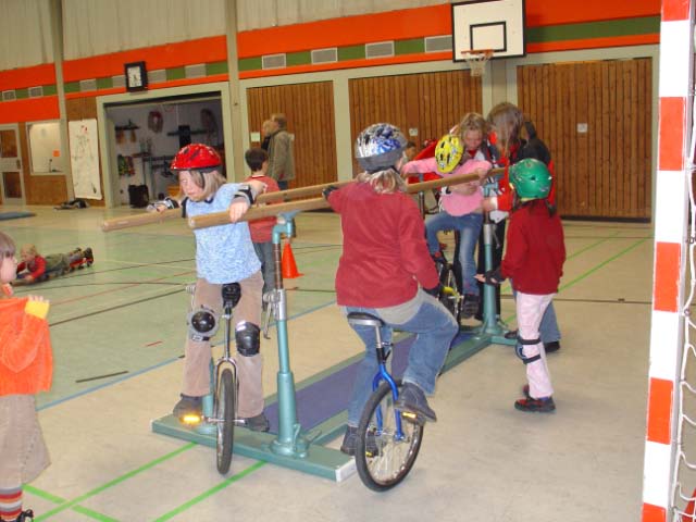 Einer der über 40 Programmpunkte war "Einradfahren".